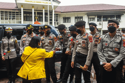 Aksi ini bertepatan dengan sidang perdana kasus pelecehan seksual yang tertutup untuk umum, dan terdakwa mengikuti sidang secara daring.
