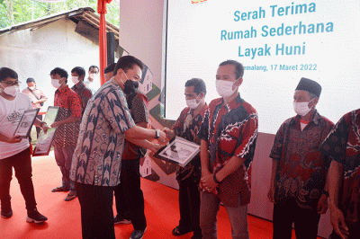 Sebanyak 10 warga kurang mampu menerima secara simbolis Rumah Sederhana Layak Huni di Desa Plakaran, Kecamatan Moga, Kabupaten Pemalang.