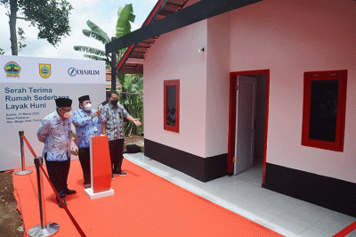 Sebanyak 10 warga kurang mampu menerima secara simbolis Rumah Sederhana Layak Huni di Desa Plakaran, Kecamatan Moga, Kabupaten Pemalang.