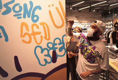 Seniman muralist Philip Ponk membuat mural saat acara pembukaan gerai Converse di Jakarta, Jumat (18/3/2022).