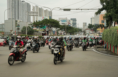 Aktivitas pengendara saat jam pulang kerja di simpang Margonda, Depok, Jawa Barat, Jumat (18/3/2022).