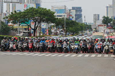 Aktivitas pengendara saat jam pulang kerja di simpang Margonda, Depok, Jawa Barat, Jumat (18/3/2022).