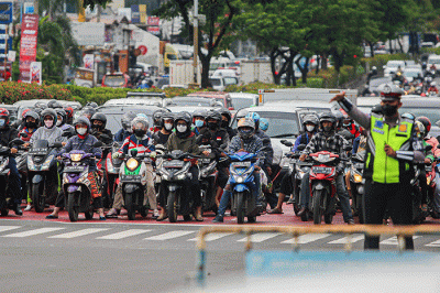 Aktivitas pengendara saat jam pulang kerja di simpang Margonda, Depok, Jawa Barat, Jumat (18/3/2022).