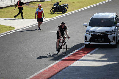 Sejumlah pembalap dan kru tim mengikuti sesi pengenalan lintasan (track familiarisation) jelang balapan MotoGP seri Pertamina Grand Prix of Indonesia 2022.