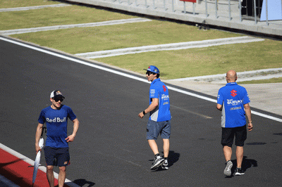 Sejumlah pembalap dan kru tim mengikuti sesi pengenalan lintasan (track familiarisation) jelang balapan MotoGP seri Pertamina Grand Prix of Indonesia 2022.