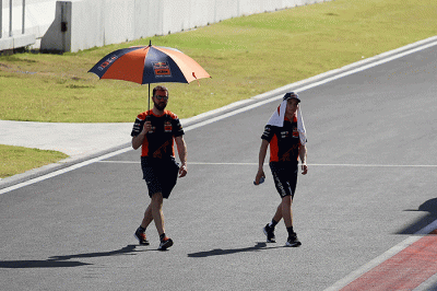 Sejumlah pembalap dan kru tim mengikuti sesi pengenalan lintasan (track familiarisation) jelang balapan MotoGP seri Pertamina Grand Prix of Indonesia 2022.