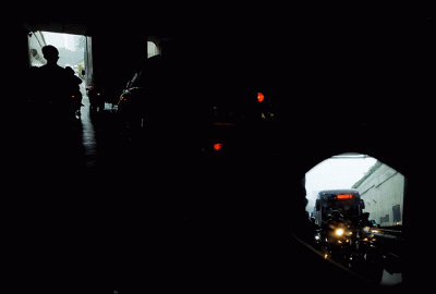 Sejumlah kendaraan berhenti untuk meneduh menunggu hujan berhenti di Underpass kawasan Jakarta Selatan, Kamis (17/3/2022).