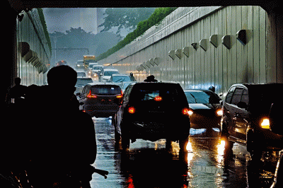 Sejumlah kendaraan berhenti untuk meneduh menunggu hujan berhenti di Underpass kawasan Jakarta Selatan, Kamis (17/3/2022).