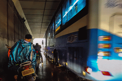Sejumlah kendaraan berhenti untuk meneduh menunggu hujan berhenti di Underpass kawasan Jakarta Selatan, Kamis (17/3/2022).