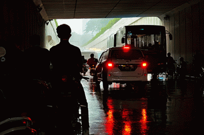Sejumlah kendaraan berhenti untuk meneduh menunggu hujan berhenti di Underpass kawasan Jakarta Selatan, Kamis (17/3/2022).
