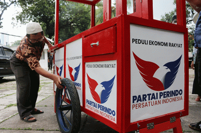 Sekjen Partai Perindo Ahmad Rofiq memberikan bantuan gerobak dan bantuan modal usaha secara simbolik kepada Ibu Perawati pedagang gado-gado.
