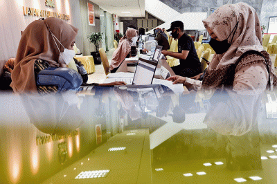 Petugas saat melayani para wajib pajak di Jakarta Pusat, Jumat, (18/3/2022).