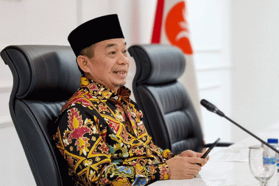 Ketua Fraksi PKS Jazuli Juwaini (tengah) menyikapi kelangkaan dan kemahalan harga minyak goreng di Jakarta, Jumat, (18/3/2022).