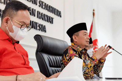 Ketua Fraksi PKS Jazuli Juwaini (tengah) menyikapi kelangkaan dan kemahalan harga minyak goreng di Jakarta, Jumat, (18/3/2022).