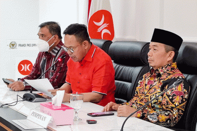 Ketua Fraksi PKS Jazuli Juwaini (tengah) menyikapi kelangkaan dan kemahalan harga minyak goreng di Jakarta, Jumat, (18/3/2022).