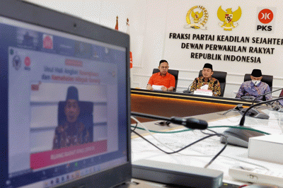 Ketua Fraksi PKS Jazuli Juwaini (tengah) menyikapi kelangkaan dan kemahalan harga minyak goreng di Jakarta, Jumat, (18/3/2022).