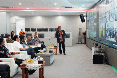 Menko Marves Luhut Binsar Panjaitan meminta Kementerian PUPR segera membantu proses produksi yang dilakukan jajaran Kementerian Pertanian.