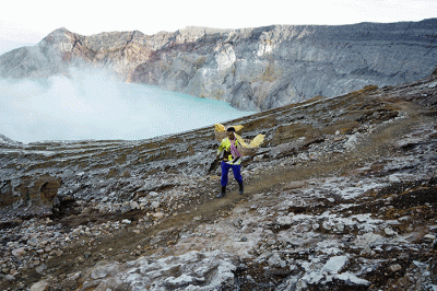 Penambang memikul belerang di Kawah Ijen, Banyuwangi, Jawa Timur, Jumat (18/3/2022).