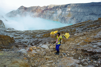 Penambang memikul belerang di Kawah Ijen, Banyuwangi, Jawa Timur, Jumat (18/3/2022).