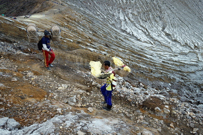 Penambang memikul belerang di Kawah Ijen, Banyuwangi, Jawa Timur, Jumat (18/3/2022).