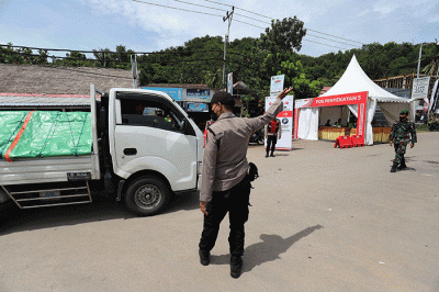 Petugas gabungan berjaga di Bundaran Mandalika, Kuta, Lombok Tengah, NTB, Sabtu (19/3/2022).