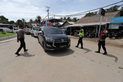 Petugas gabungan berjaga di Bundaran Mandalika, Kuta, Lombok Tengah, NTB, Sabtu (19/3/2022).