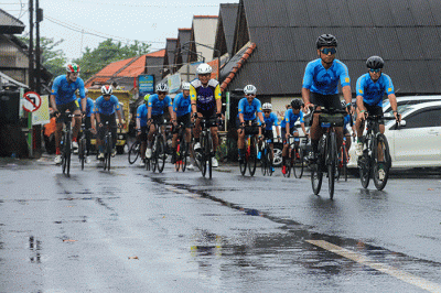 Peserta Bike To Care 2022 #BaliLoop 500 km mendorong sepeda saat melintasi kawasan Pantai Melasti, Badung, Bali, Sabtu (19/3/2022).