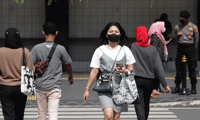 Aktivitas warga di Kawasan Bundaran HI, Jakarta, Sabtu (19/3/2022).