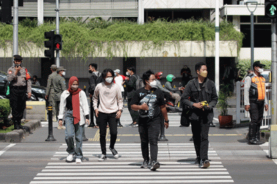 Aktivitas warga di Kawasan Bundaran HI, Jakarta, Sabtu (19/3/2022).
