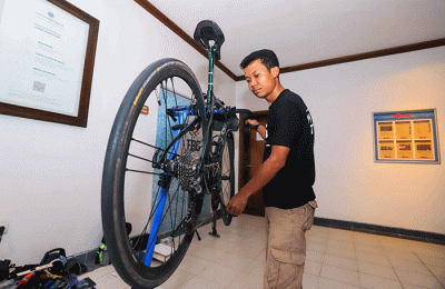 Sejumlah kru memeriksa kesiapan sepeda peserta event Bike To Care 2022 #BaliLoop 500 km di Sol Benoa, Badung, Bali, Jumat (18/3/2022).