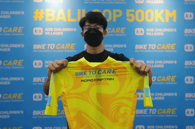 Sejumlah kru memeriksa kesiapan sepeda peserta event Bike To Care 2022 #BaliLoop 500 km di Sol Benoa, Badung, Bali, Jumat (18/3/2022).
