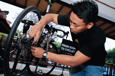 Sejumlah kru memeriksa kesiapan sepeda peserta event Bike To Care 2022 #BaliLoop 500 km di Sol Benoa, Badung, Bali, Jumat (18/3/2022).