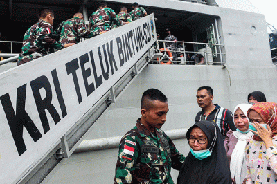 Sebanyak 400 prajurit TNI AD Batalyon Infanteri 142/Ksatria Jaya diberangkatkan ke Papua mengunakan KRI Teluk Bintuni-520 di Pelabuhan Boom Baru Palembang.