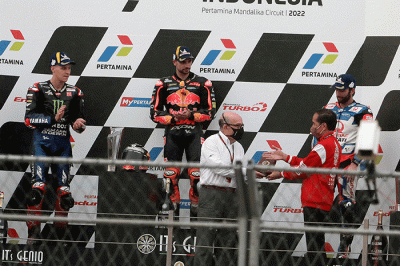 Presiden Joko Widodo (kanan) memberikan cenderamata kepada CEO Dorna Sports Carmelo Ezpeleta.