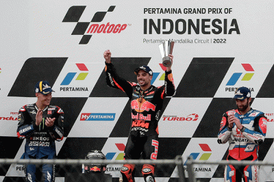 Presiden Joko Widodo (kanan) memberikan cenderamata kepada CEO Dorna Sports Carmelo Ezpeleta.