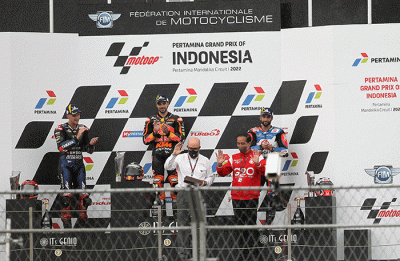 Presiden Joko Widodo (kanan) memberikan cenderamata kepada CEO Dorna Sports Carmelo Ezpeleta.