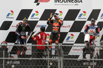 Presiden Joko Widodo (kanan) memberikan cenderamata kepada CEO Dorna Sports Carmelo Ezpeleta.