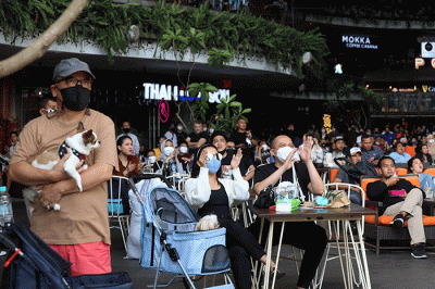 Suasana nonton bareng MotoGP Grand prix of Indonesia yang diadakan Vision+ di Kemang Village, Jakarta Selatan, Minggu (20/3/2022).
