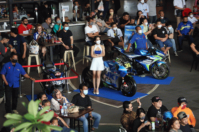 Suasana nonton bareng MotoGP Grand prix of Indonesia yang diadakan Vision+ di Kemang Village, Jakarta Selatan, Minggu (20/3/2022).