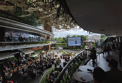 Suasana nonton bareng MotoGP Grand prix of Indonesia yang diadakan Vision+ di Kemang Village, Jakarta Selatan, Minggu (20/3/2022).