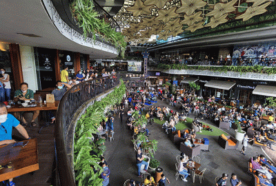 Suasana nonton bareng MotoGP Grand prix of Indonesia yang diadakan Vision+ di Kemang Village, Jakarta Selatan, Minggu (20/3/2022).