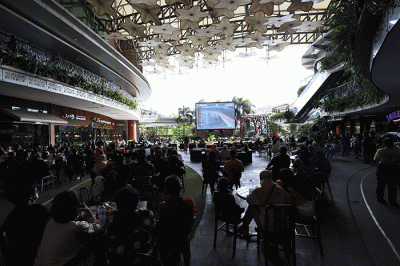 Suasana nonton bareng MotoGP Grand prix of Indonesia yang diadakan Vision+ di Kemang Village, Jakarta Selatan, Minggu (20/3/2022).