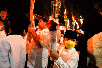 Warga menggelar pawai obor di kawasan Lenteng Agung, Jakarta Selatan, Sabtu (19/3/2022) malam.
