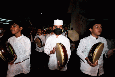 Warga menggelar pawai obor di kawasan Lenteng Agung, Jakarta Selatan, Sabtu (19/3/2022) malam.