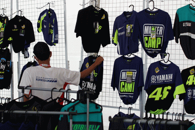 Sejumlah penonton membeli pernak-pernik berupa kaos dan topi VR46 yang merupakan merek apparel milik legenda MotoGP Valentino Rossi.