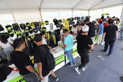 Sejumlah penonton membeli pernak-pernik berupa kaos dan topi VR46 yang merupakan merek apparel milik legenda MotoGP Valentino Rossi.