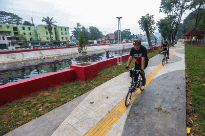 Warga bersepeda menikmati kota Palembang, Minggu (20/3/2022).