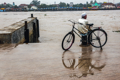 Warga bersepeda menikmati kota Palembang, Minggu (20/3/2022).