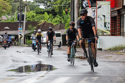 Peserta Bike To Care 2022 #BaliLoop 500 Km menunjukkan medali usai melintasi garis finish etape dua di Sol Benoa, Badung, Bali, Minggu (20/3/2022).