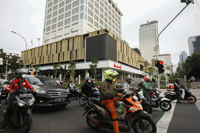 Aktivitas pengunjung Mal Sarinah yang sudah dibuka setelah revitalisasi di Jalan M.H Thamrin, Jakarta Pusat, Senin (21/3/2022).